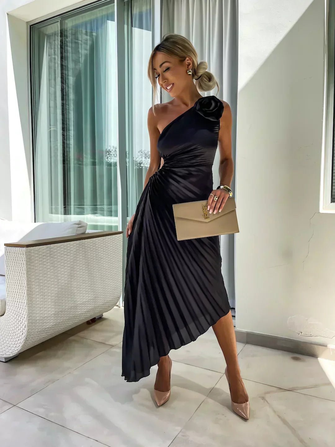 Damen One-Shoulder Plissee Maxi-Kleid mit Blütendetail - Black