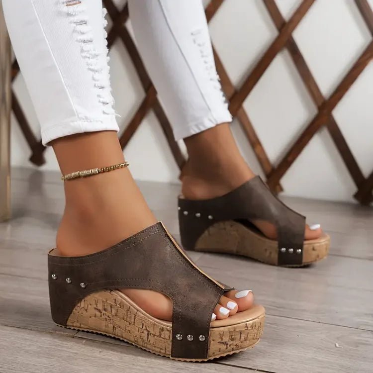 Damen Orthopädische Keilabsatz Sandalen mit Nietendetails - Brown