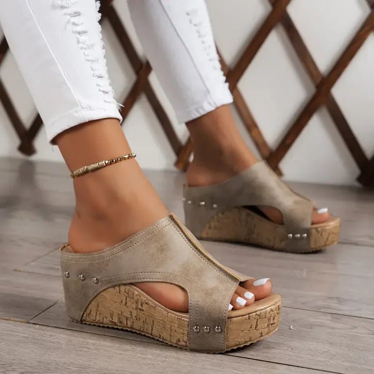 Damen Orthopädische Keilabsatz Sandalen mit Nietendetails - Beige