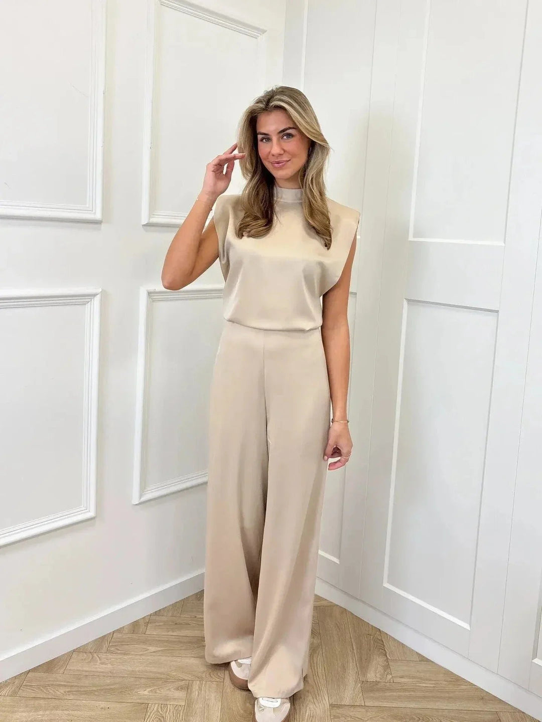 Damen Ärmelloser Weitbein-Jumpsuit Rückenfreies Satin-Design